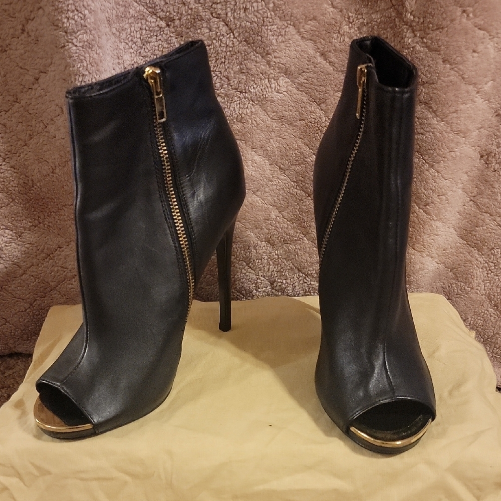 Steve Madden Black and Gold Heeled Boots with Sleek Design
